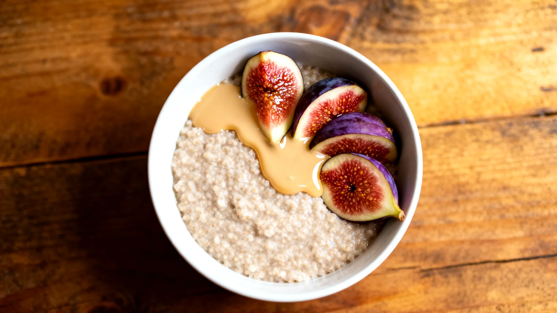 Amaranth-Porridge mit Tahin und Feigen"