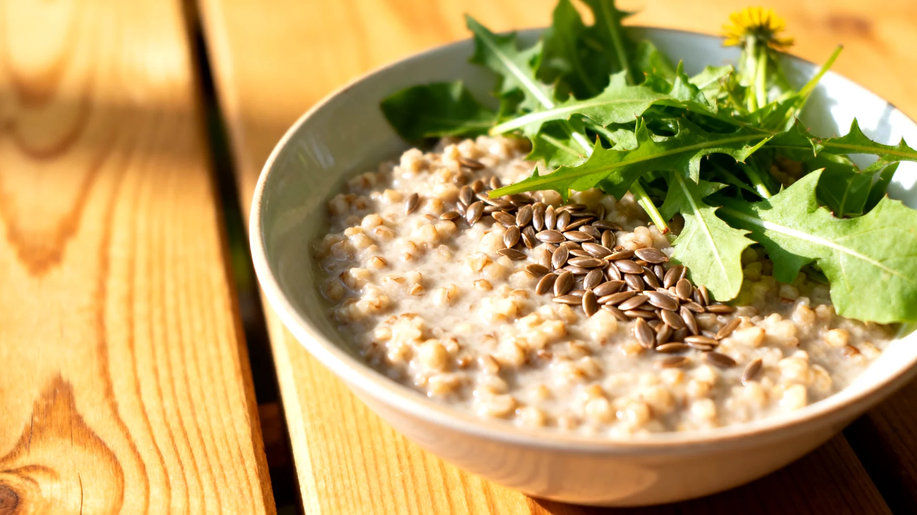 Buchweizen-Porridge mit Löwenzahnblättern und Leinsamen"