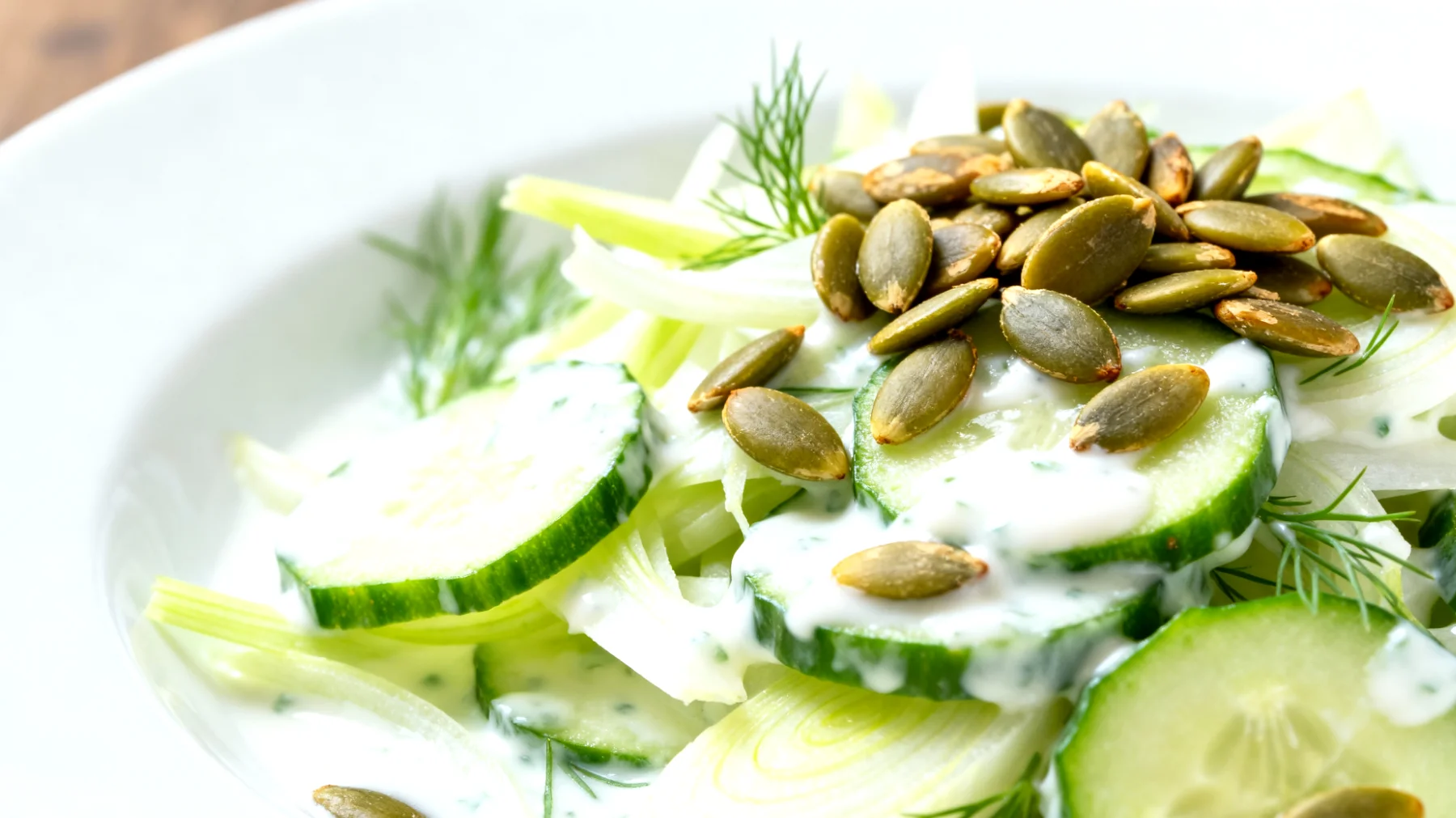 Fenchel-Gurken-Salat mit Kefir-Dressing und gerösteten Kürbiskernen"