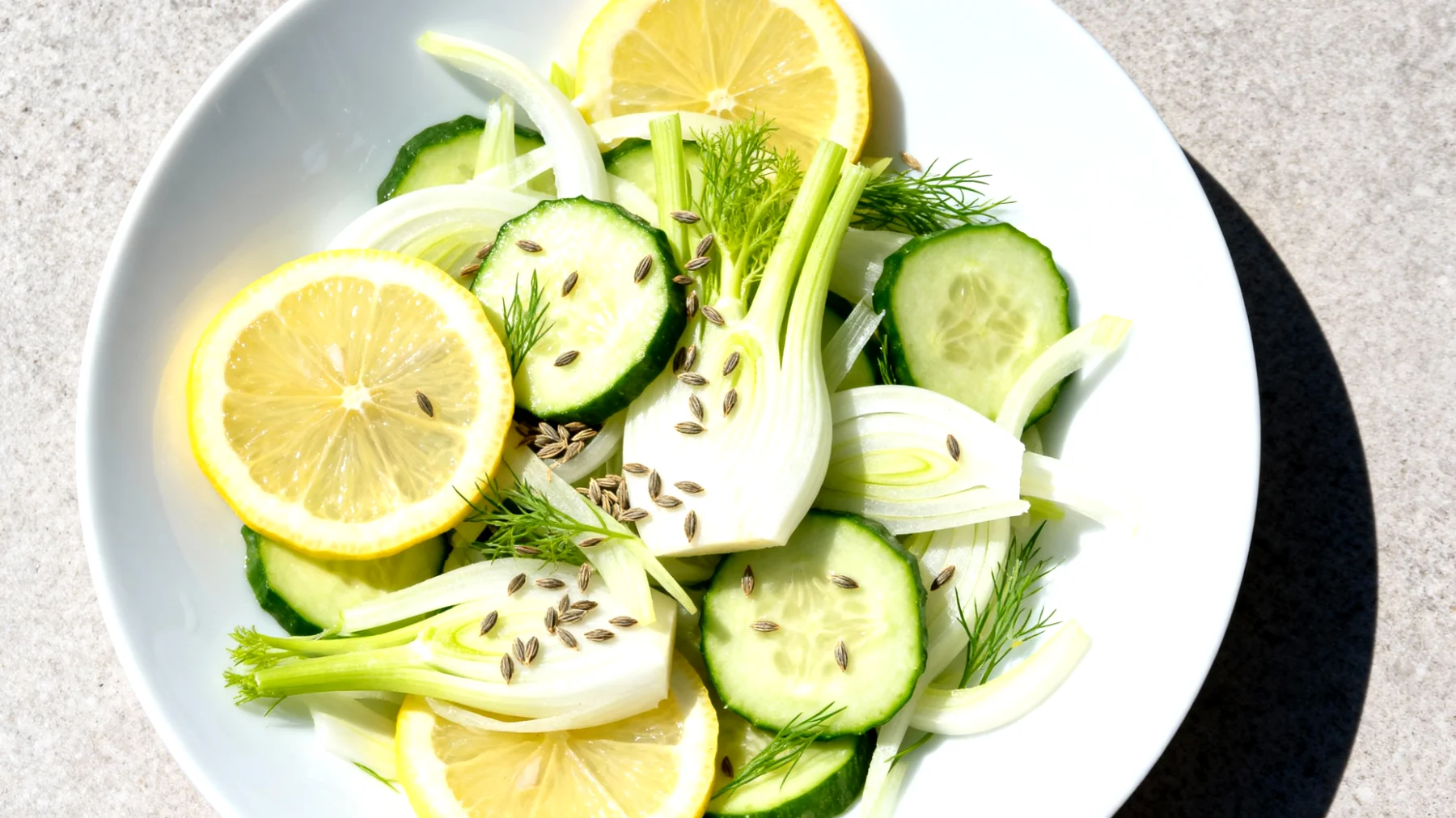 Fenchel-Gurken-Salat mit Zitrone und Kümmel"