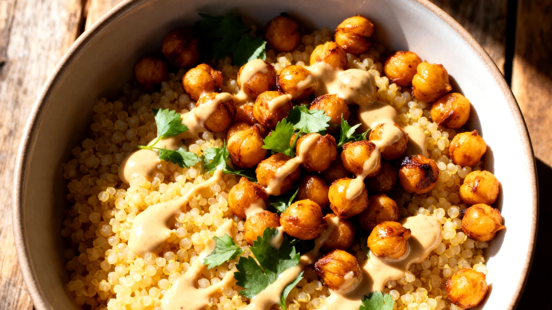 Hirse-Bowl mit gerösteten Kichererbsen und Tahini-Dressing"