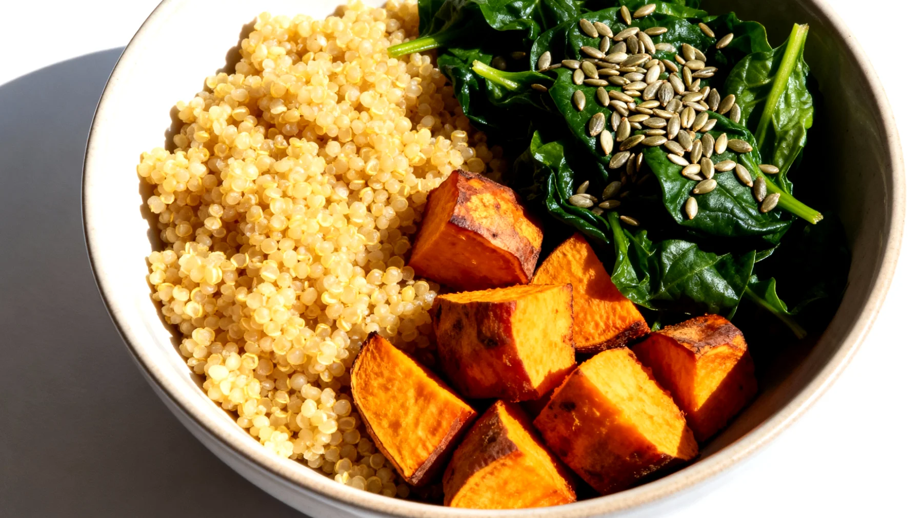 Hirse-Süßkartoffel-Bowl mit Hanfsamen und gedünstetem Spinat"