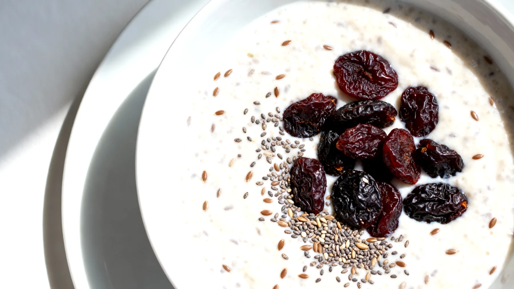 Leinsamen-Kefir-Pudding mit Chiasamen und getrockneten Pflaumen"