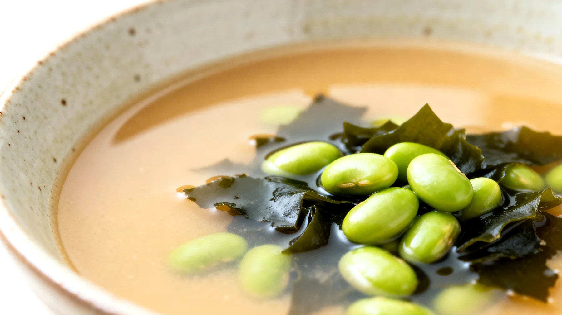 Miso-Suppe mit Wakame-Algen und Edamame"