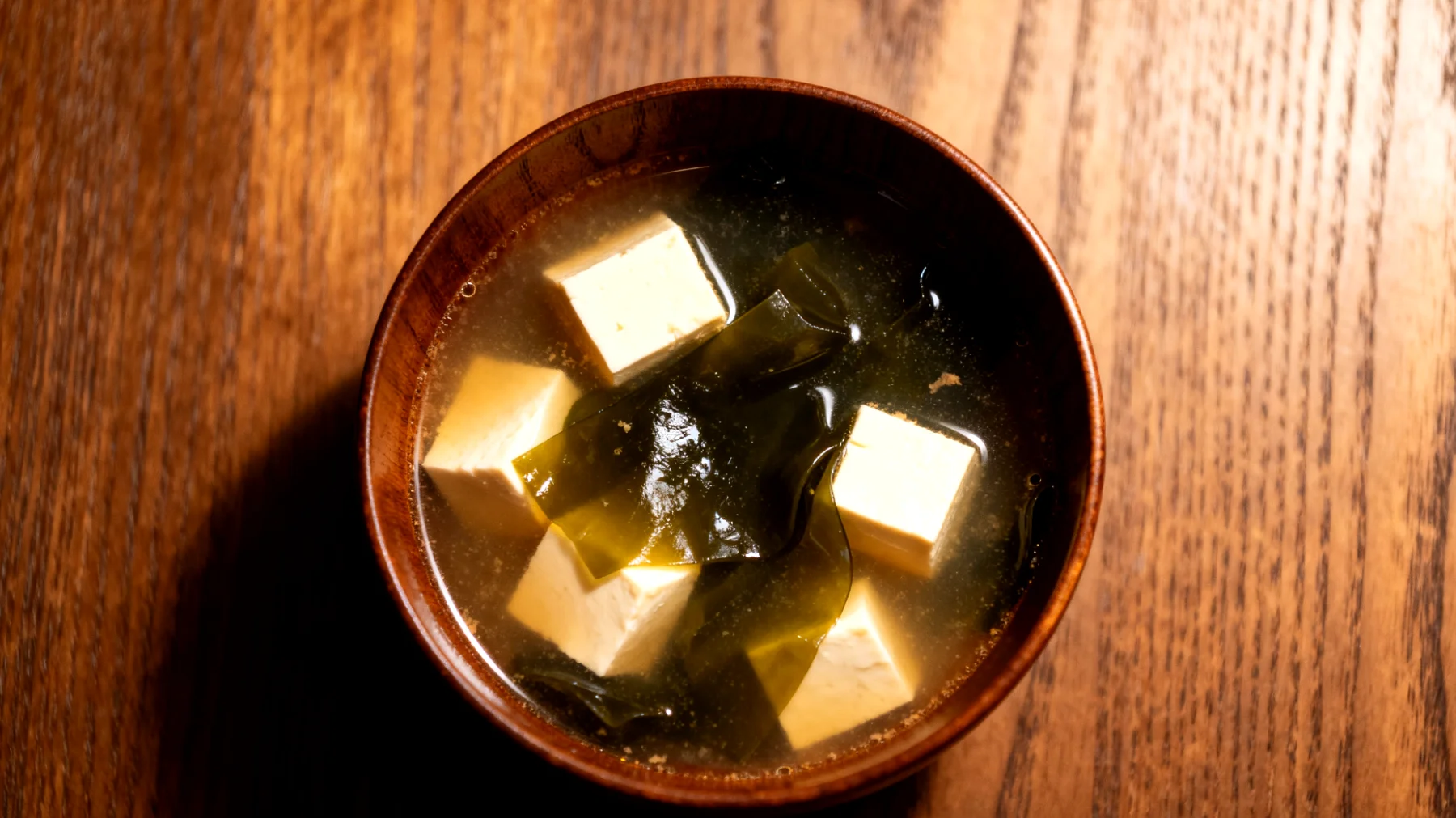 Miso-Suppe mit Wakame-Algen und Seidentofu"