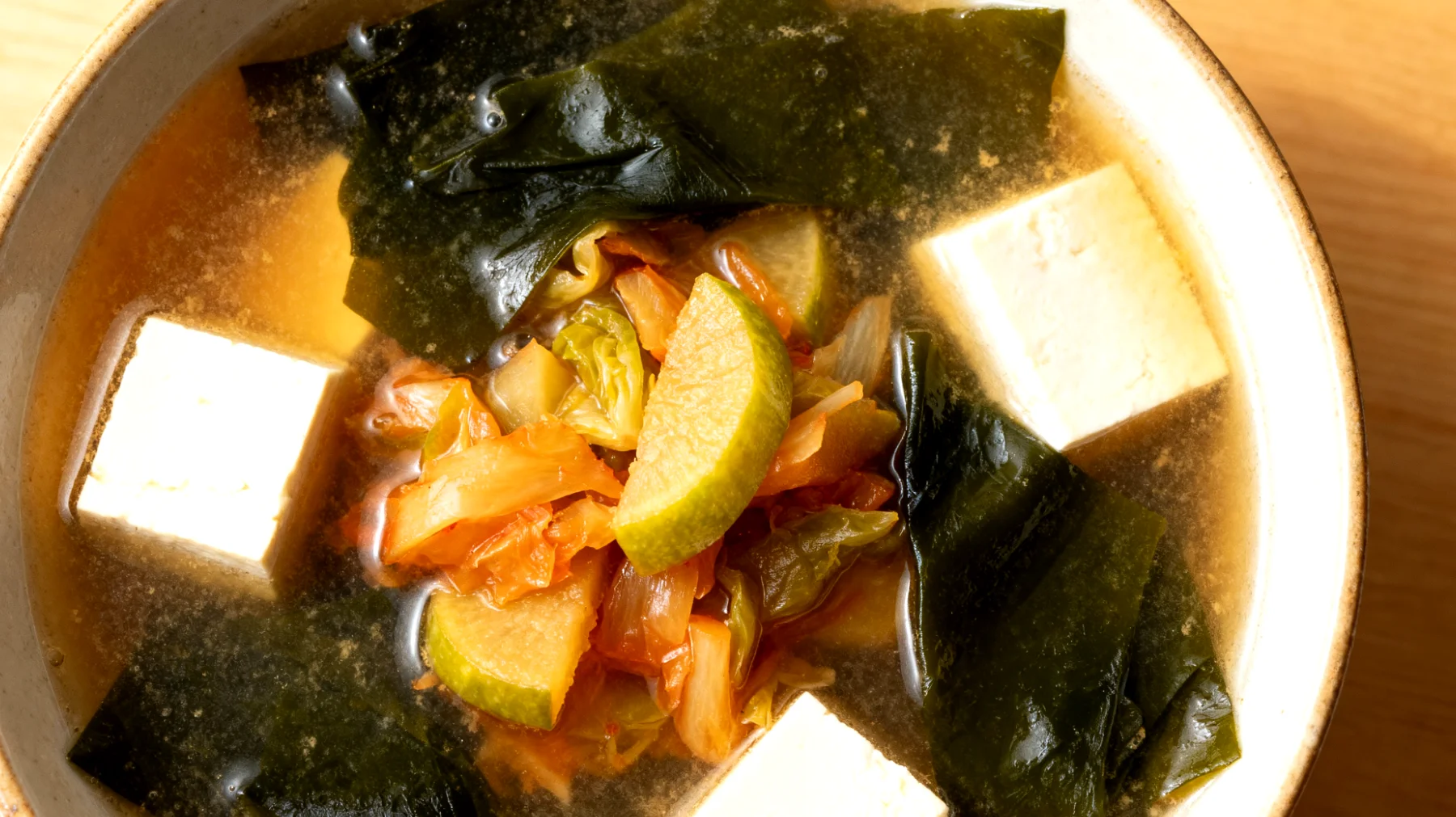 Miso-Suppe mit Wakame-Algen, Seidentofu und fermentiertem Gemüse"