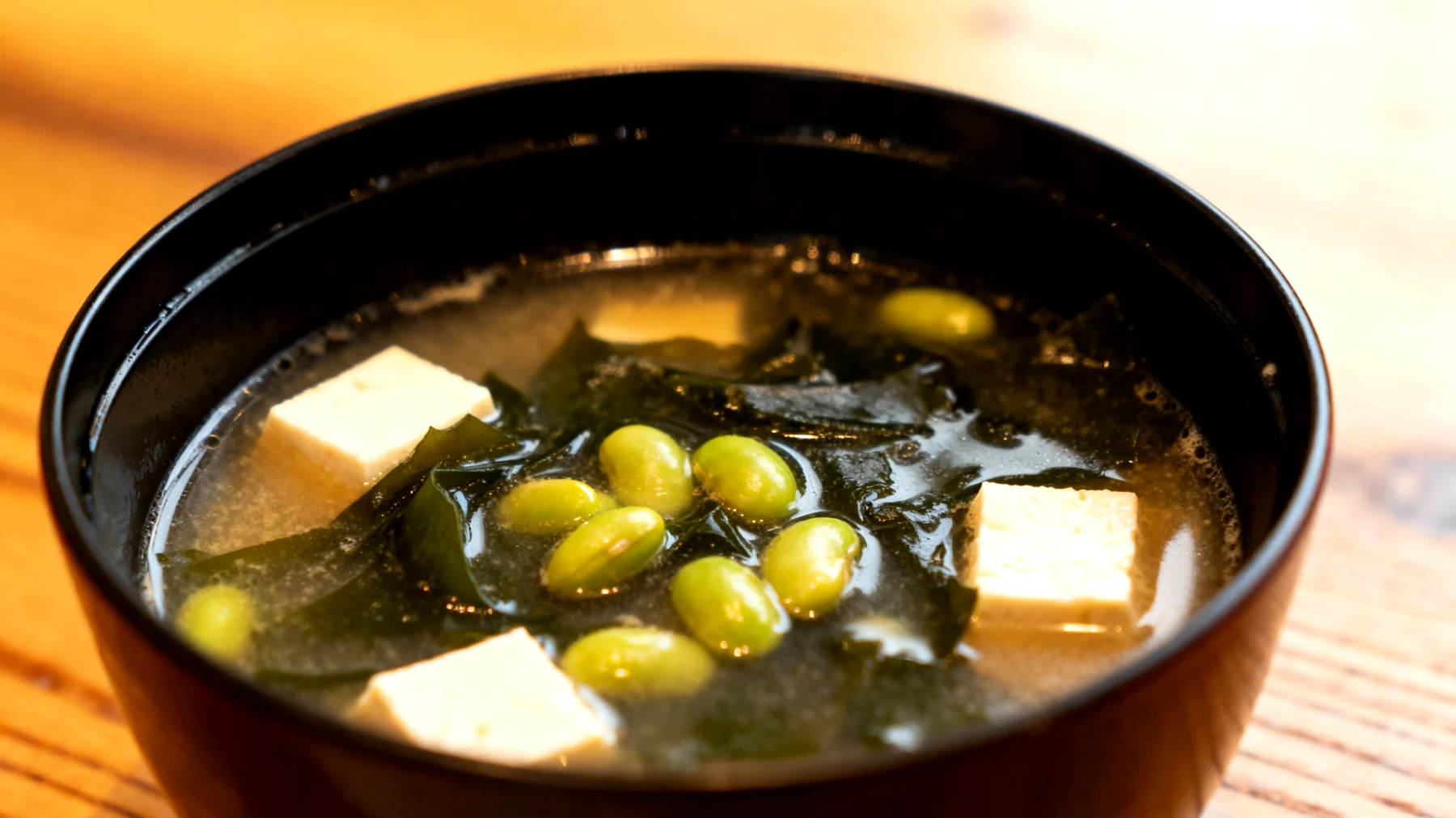 Miso-Suppe mit Wakame-Algen, Tofu und Edamame"