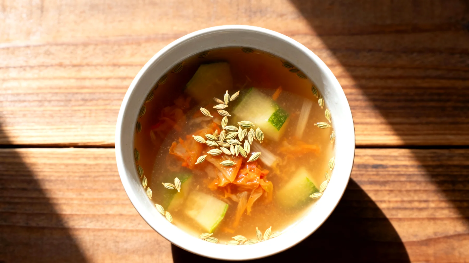 Miso-Suppe mit fermentiertem Gemüse (Kimchi oder Sauerkraut) und Fenchelsamen"
