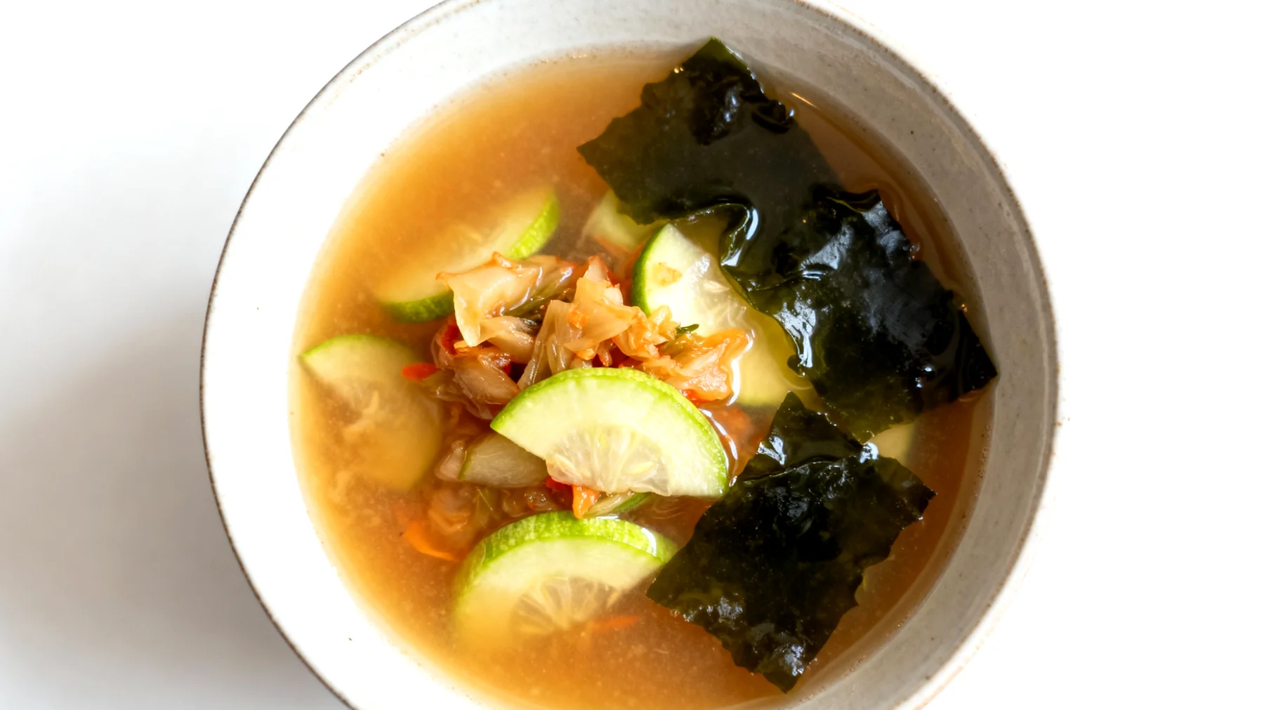 Miso-Suppe mit fermentiertem Gemüse und Wakame-Algen"