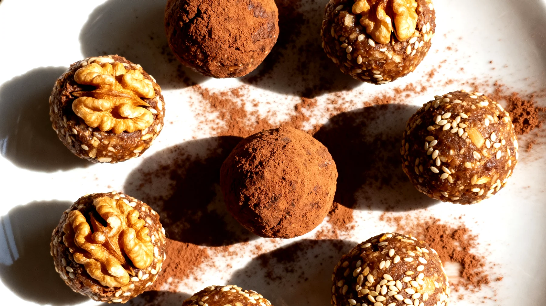 Walnuss-Kakao-Energiekugeln mit Reissirup und Sesam"
