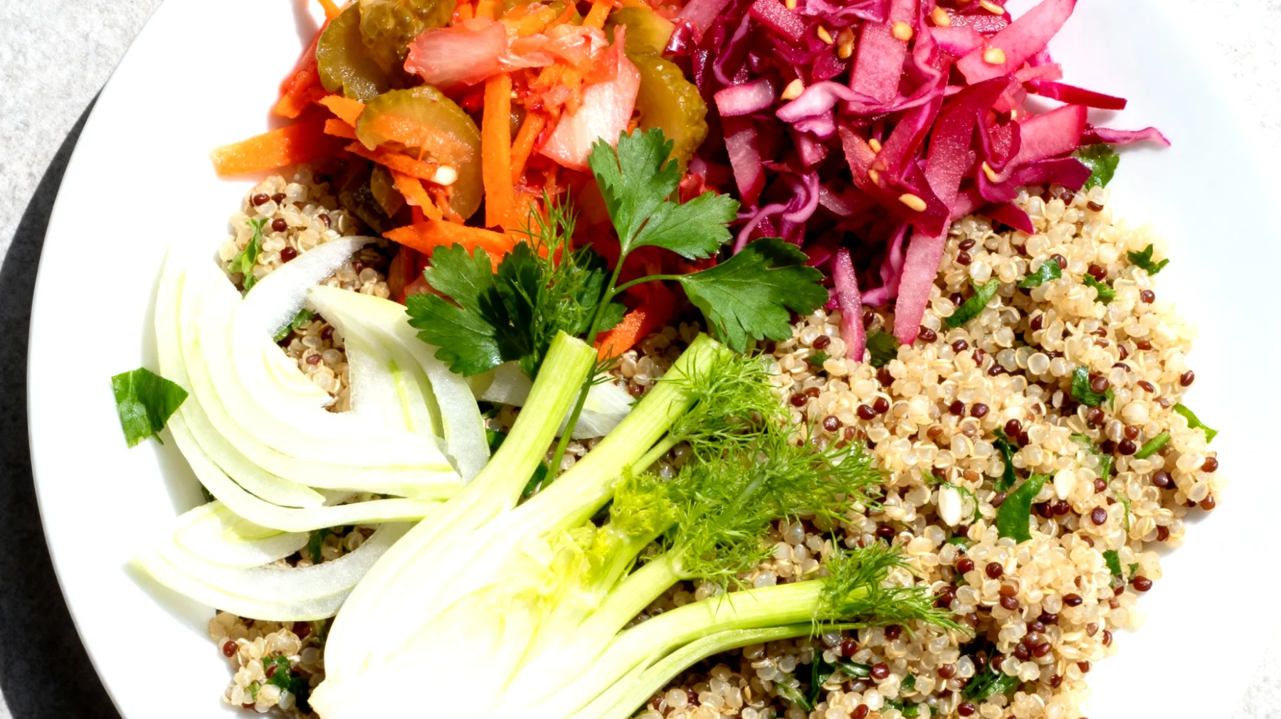 Fenchel-Quinoa-Salat mit fermentiertem Gemüse"