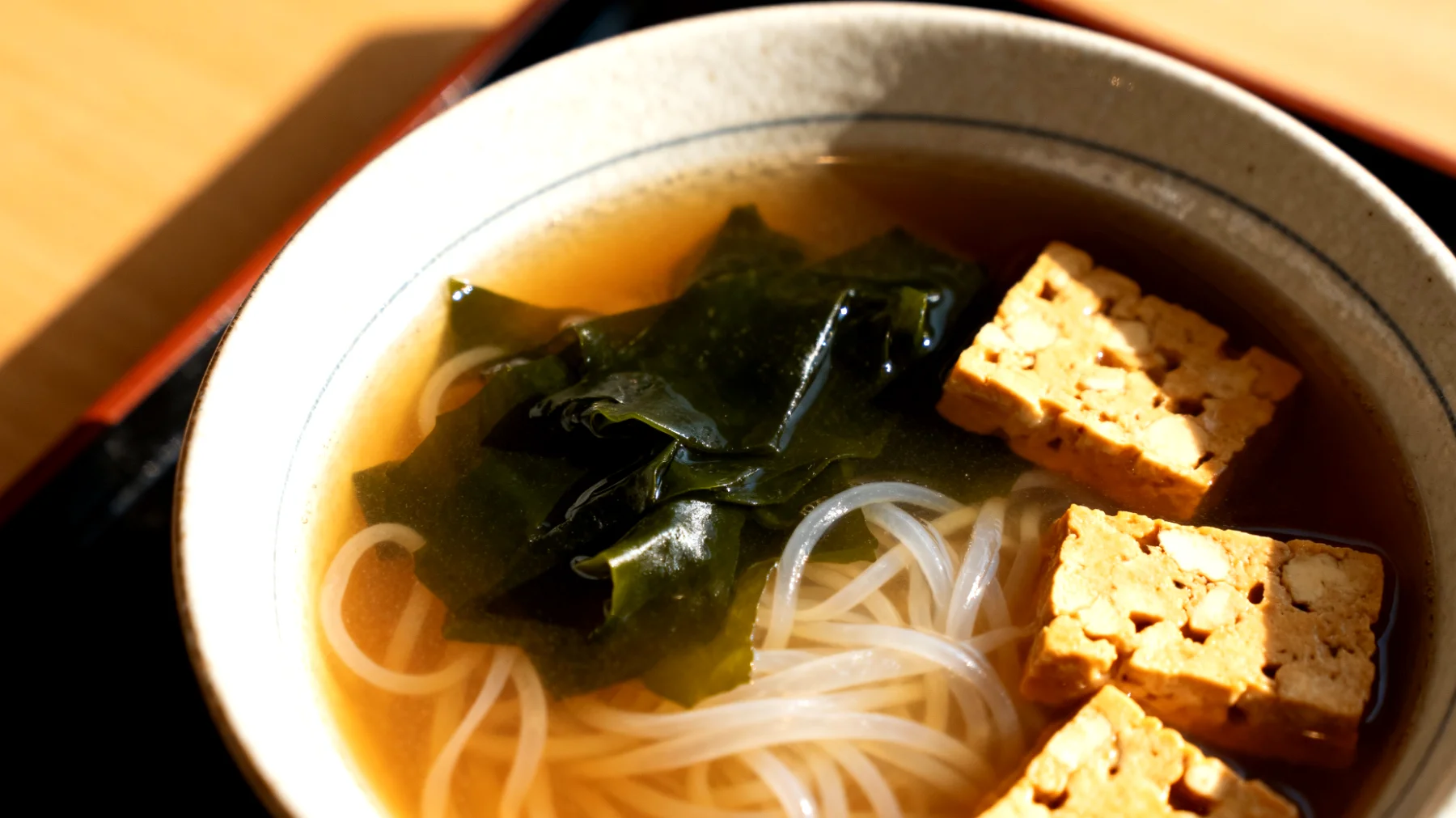 Miso-Suppe mit Wakame-Algen, Shirataki-Nudeln und fermentiertem Tempeh"
